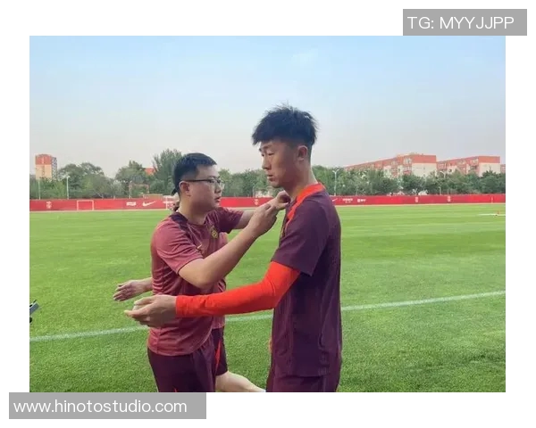 刘洋在边路突破中展现速度与技巧助力球队进攻新高度