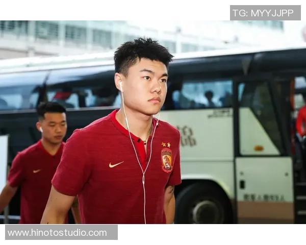 杨立瑜在边路精准传中助攻球队进球展现出色个人技术与团队配合能力 杨立瑜在边路精准传中助攻球队进球展现出色个人技术与团队配合能力