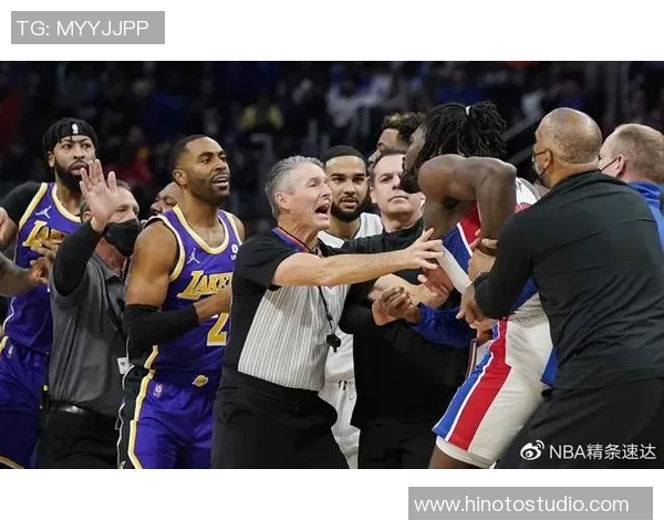 湖人主帅沃格尔宣布詹姆斯与戴维斯明天将同场出战猛龙,球队状态回暖引发期待 湖人主帅沃格尔宣布詹姆斯与戴维斯明天将同场出战猛龙,球队状态回暖引发期待